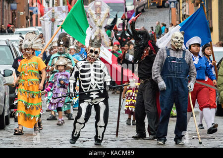 Lo scheletro re conduce una processione attraverso la città storica durante la settimana di festa del patrono san michele settembre 24, 2017 in San Miguel De Allende, Messico. Foto Stock