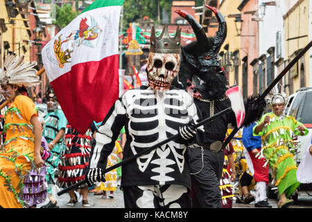 Lo scheletro re conduce una processione attraverso la città storica durante la settimana di festa del patrono san michele settembre 24, 2017 in San Miguel De Allende, Messico. Foto Stock