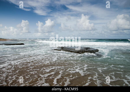 Frittella piatta modellate rocce sulla spiaggia Cattlewash sulla costa est di Barbados Foto Stock