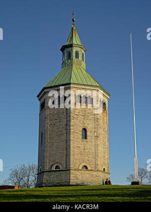 "Valber' torre di avvistamento in pietra che si affaccia su stavanger harbo Foto Stock