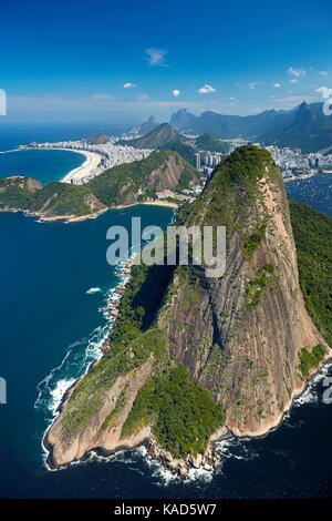 Pan di zucchero (Pão de Açúcar), e Copacabana Beach (in distanza sulla sinistra), Rio de Janeiro, Brasile, Sud America - aereo Foto Stock