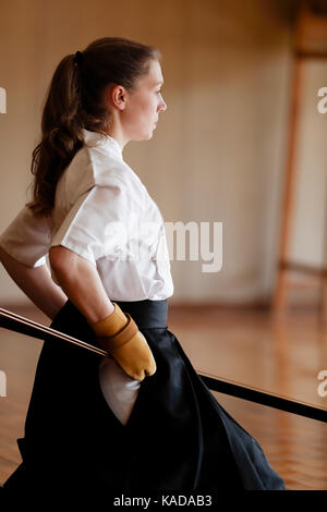 La donna caucasica la pratica tradizionale giapponese Kyudo tiro con l'arco Foto Stock