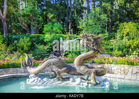 VICTORIA, BC - Agosto 20, 2016 - Il Drago Cinese Fontana di Butchart Gardens il Agosto 20, 2016 a Victoria. Foto Stock