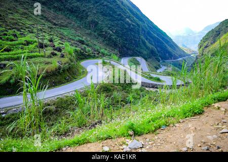 Incredibile paesaggio di montagna in dong van altopiano carsico globale parco geologico, hagiang, Vietnam Foto Stock