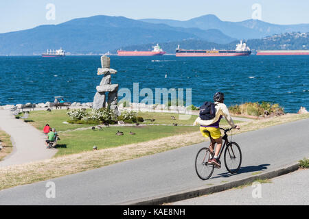 Un uomo è in sella a una moto sul Seawall trail in Vancouver, B.C., Canada (settembre 2017) Foto Stock