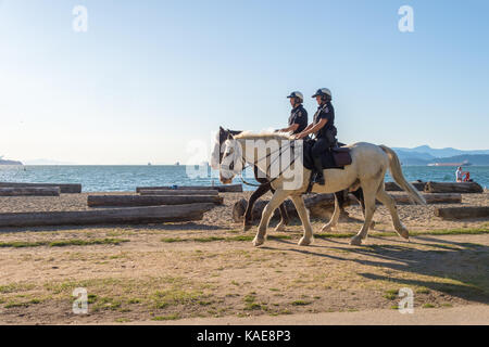 Montato a cavallo di polizia (RCMP) a Vancouver English Bay beach in estate. Vancouver, British Columbia, Canada - 14 September 2017. Foto Stock