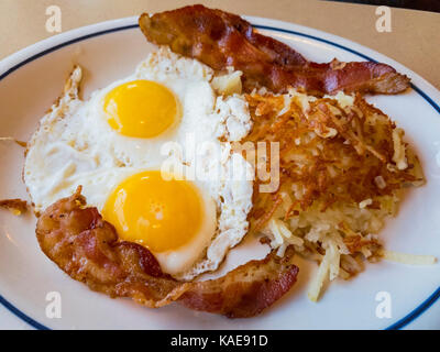 Close up shoot di traidional colazione americana a base di uova, pancetta e hash brown, foto scattata in un ristorante della catena, Los Angeles, california, Stati Uniti Foto Stock