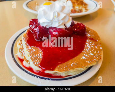 Close up shoot di traidional colazione americana di crema, fragola e pancake, foto scattata in un ristorante della catena, Los Angeles, california, Regno s Foto Stock