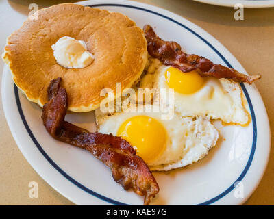 Close up shoot di traidional colazione americana di pancake con uova e bacon, foto scattata in un ristorante della catena, Los Angeles, california, Regno sta Foto Stock