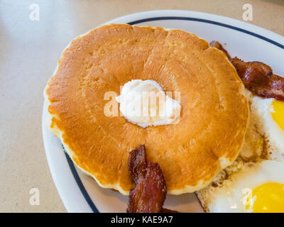 Close up shoot di traidional colazione americana di pancake con uova e bacon, foto scattata in un ristorante della catena, Los Angeles, california, Regno sta Foto Stock