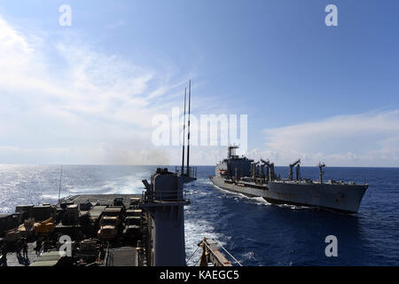 Il harpers Ferry-classe dock anfibio sbarco nave USS Carter Hall (LSD 50) Foto Stock