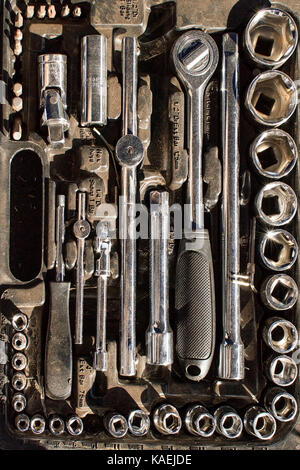 Meccanica sporca tool set in una scatola Foto Stock
