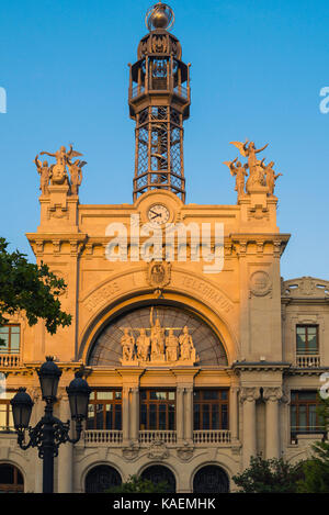 Valencia Spagna architettura, dettaglio della città Post Office facciata di edificio e torre di ferro sul lato est del Plaza del Ajuntamiento, Valencia. Foto Stock