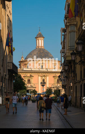 Valencia Spagna street, vista lungo il Carrer de Caballeros verso il blu-cupola basilica chiesa di Nuestra Señora de los Desamparados, Valencia. Foto Stock