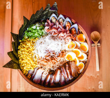 Super mega piatti a base di frutti di mare e carne di maiale chashu ramen Foto Stock