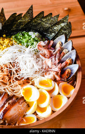 Super mega piatti a base di frutti di mare e carne di maiale chashu ramen Foto Stock