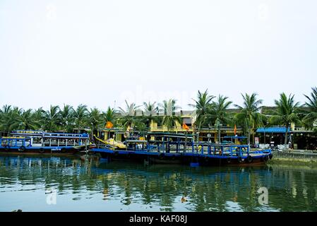 Ristorante barca sul fiume hoai, Hoi An, Quang Nam, Vietnam Foto Stock