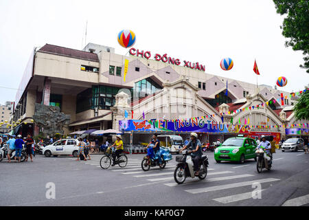 I veicoli che viaggiano su una strada accanto a Dong Xuan market nella capitale Hanoi. Dong Xuan mercato a metà festa d autunno Foto Stock