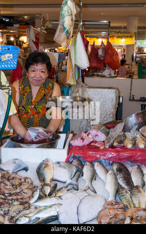 Pescivendolo al Tiong Bahru Mercato, Singapore Foto Stock