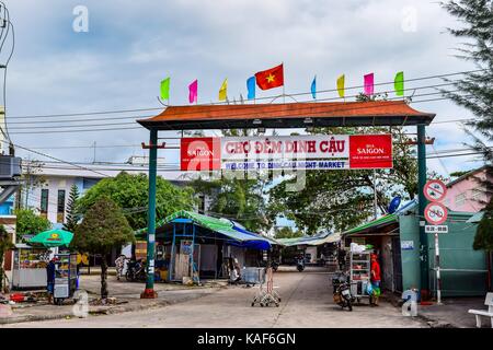 Phu Quoc, vietnam - 12 febbraio : locali preparare il mercato notturno in Phu Quoc city, Vietnam il 12 febbraio 2013. Questo mercato del pesce è un popolare dest Foto Stock