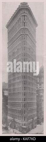 Flat Iron Building. Deriva il suo nome dalla sua forma. Si trova nel punto di intersezione tra la Broadway e la Quinta Avenue, tra il ventiduesimo un… Foto Stock