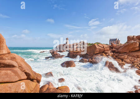 Ploumana Mean Ruz faro sulla costa di granito rosa, Perros-Guirec, Bretagna, Francia. Foto Stock