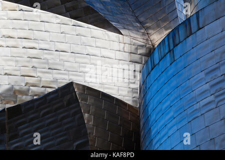 La luminosa facciata di titanio del museo Guggenheim a Bilbao, Spagna. Foto Stock