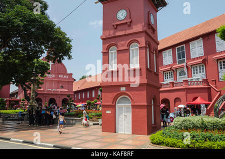 La piazza principale di Melaka - Malacca, Malesia - 2 agosto 2015: turisti sulla piazza principale della olandese-costruite città di Melaka. è stato elencato come un'UNESCO Foto Stock