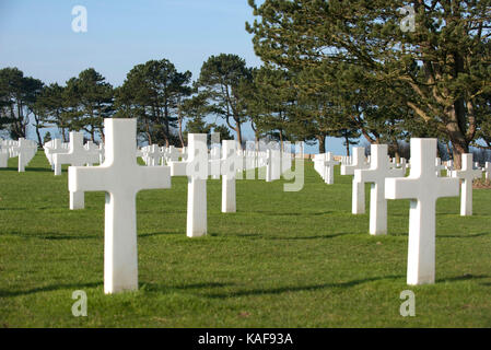 Colleville-sur-Mer (Normandia, a nord-ovest della Francia): croci americano di II Guerra Mondiale cimitero sovrastante la spiaggia di Omaha, uno dei cinque sbarco ar Foto Stock