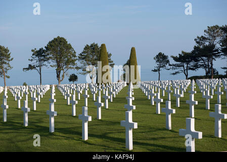 Colleville-sur-Mer (Normandia, a nord-ovest della Francia): croci americano di II Guerra Mondiale cimitero sovrastante la spiaggia di Omaha, uno dei cinque sbarco ar Foto Stock