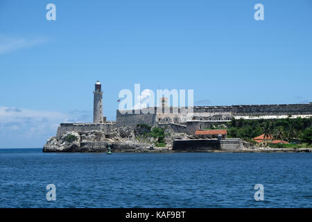 La vista del Castillo de los Tres Reyes del Morro da malec-n a l'Avana, Cuba. Foto Stock