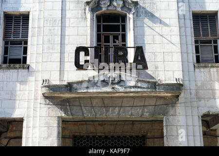 Un decrepito edificio a l'Avana, Cuba. Foto Stock