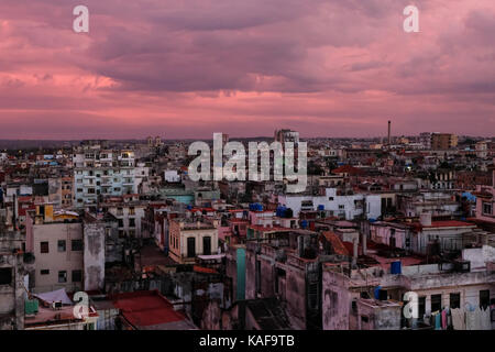 La vista sui tetti del centro habana e la habana vieja al tramonto durante una calda estate a l'Avana, Cuba. Foto Stock