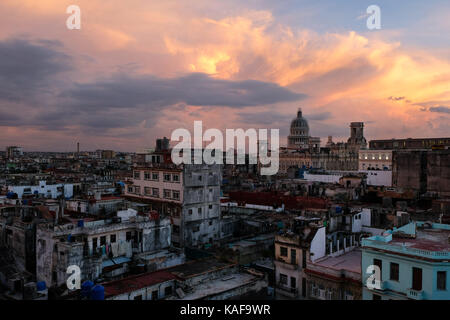 La vista sui tetti del centro habana e la habana vieja al tramonto durante una calda estate a l'Avana, Cuba. Foto Stock