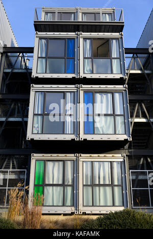 Le Havre (regione della Normandia, a nord ovest della Francia): alloggi universitari A'Docks. Student housing blocco fatto da ammucchiati i contenitori di spedizione desi Foto Stock