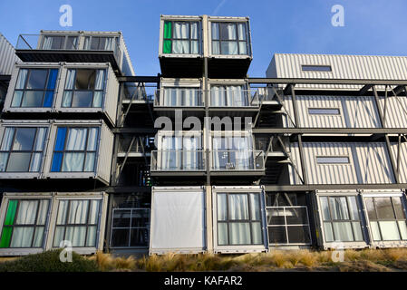Le Havre (regione della Normandia, a nord ovest della Francia): alloggi universitari A'Docks. Student housing blocco fatto da ammucchiati i contenitori di spedizione desi Foto Stock