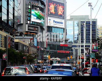 Dundas street west rivolta yonge street a Toronto, Ontario, Canada Foto Stock