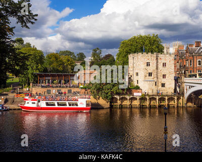 Barca e Lendal sbarco e Torre Lendal dal fiume Ouse in York Yorkshire Inghilterra Foto Stock