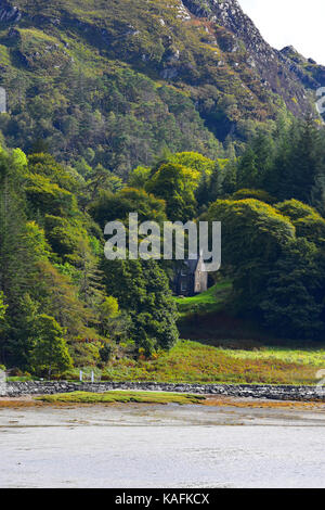 Cottage nascosto visto da Castello Tioram - Penisola di Ardnamurchan - Scozia Foto Stock