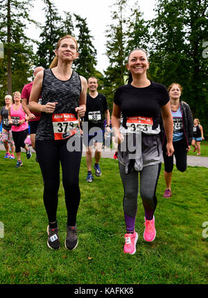 Gruppo di corridori in fase di riscaldamento prima di un 5km & 10km di gara, Alice Holt foresta, Farnham, Surrey, Regno Unito. sabato 23 settembre 2017. Foto Stock