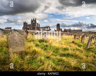 Whitby Abbey a St Marys sagrato Whitby Yorkshire Inghilterra Foto Stock