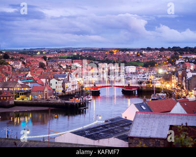 Le luci provenienti su a Whitby dal West Cliff Whitby Yorkshire Inghilterra Foto Stock