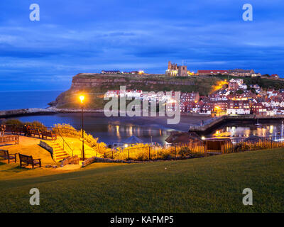 Vista dal West Cliff a St Marys Chiesa e Abbazia di Whitby al crepuscolo Whitby Yorkshire Inghilterra Foto Stock