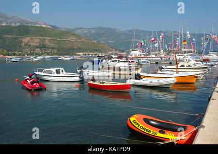 Montenegro, Budva, pier per barche a vela e barche al largo della costa di Budva, riviera di Budva Foto Stock