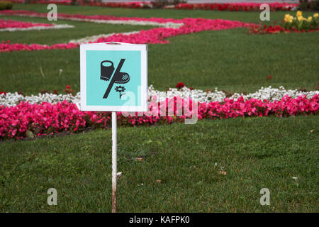 Segno bordo sul parco Prato, chiedendo di non prelevare i fiori. Si prega di non passo nell'erba. Foto Stock