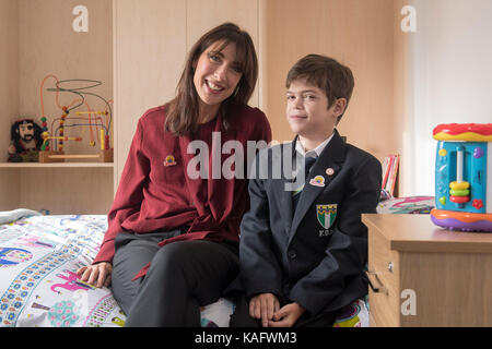 Samantha cameron con 11-anno-vecchio alonso (nessun cognome dato), che soffre con la sindrome da intestino corto e ha ricevuto un sostegno dall'arca di Noè ricovero per bambini sin da quando era un bambino, in un deriso-up camera da letto sul sito presso l'arca di Noè e-center di barnet, durante un rivoluzionario per la carità della nuova struttura all'avanguardia. Foto Stock