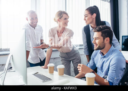 La gente di affari con computer desktop Foto Stock