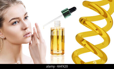 Olio cosmetico applicando sulla faccia della giovane donna. Foto Stock