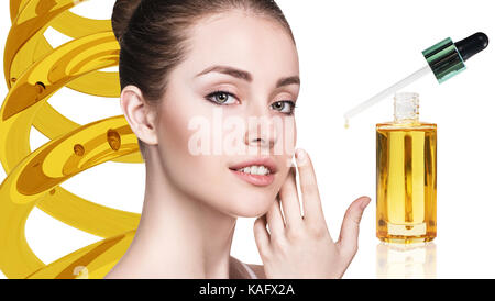 Olio cosmetico applicando sulla faccia della giovane donna. Foto Stock