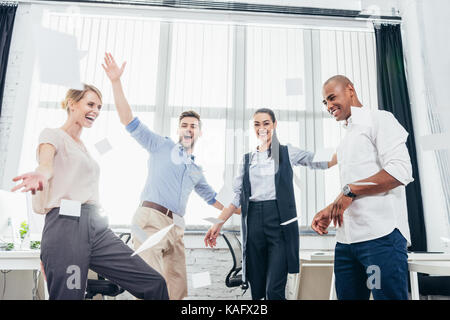 In trionfo colleghi di lavoro Foto Stock